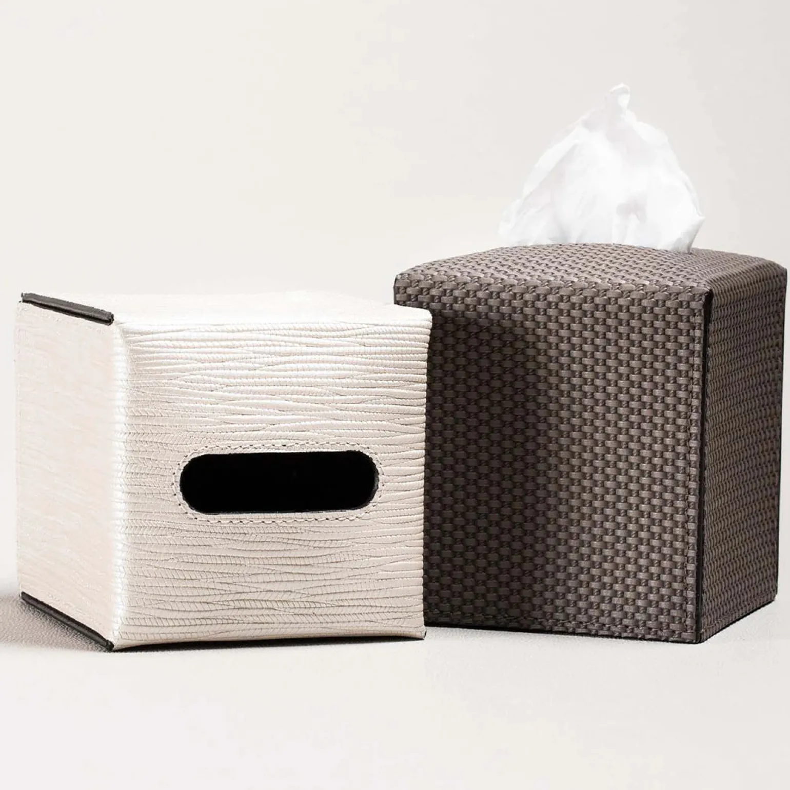bois_pearl_leather_tissue_1.webp Bois Pearl Leather Tissue Holder