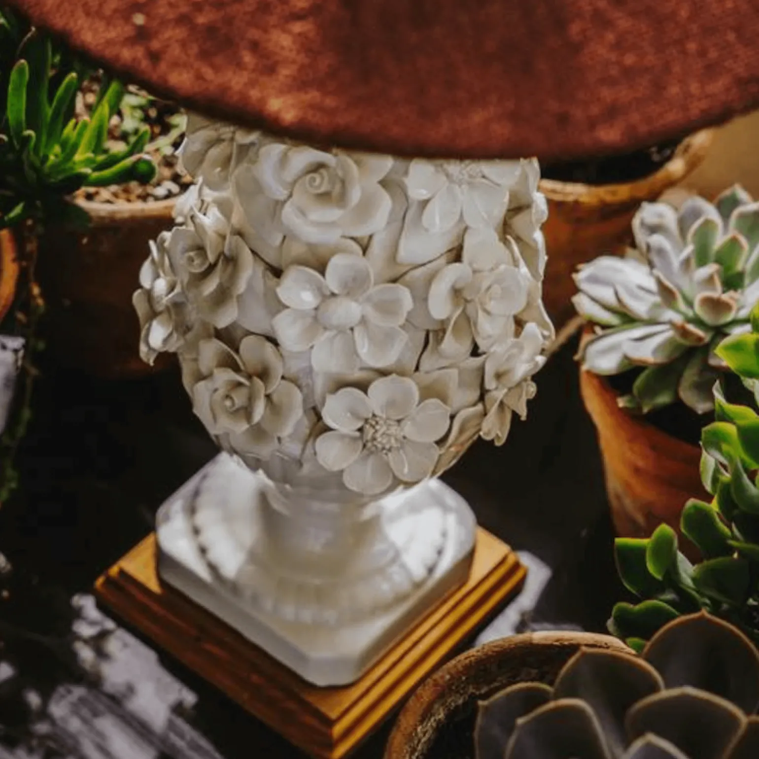 flora_white_lamp_2.webp Flora White Lamp