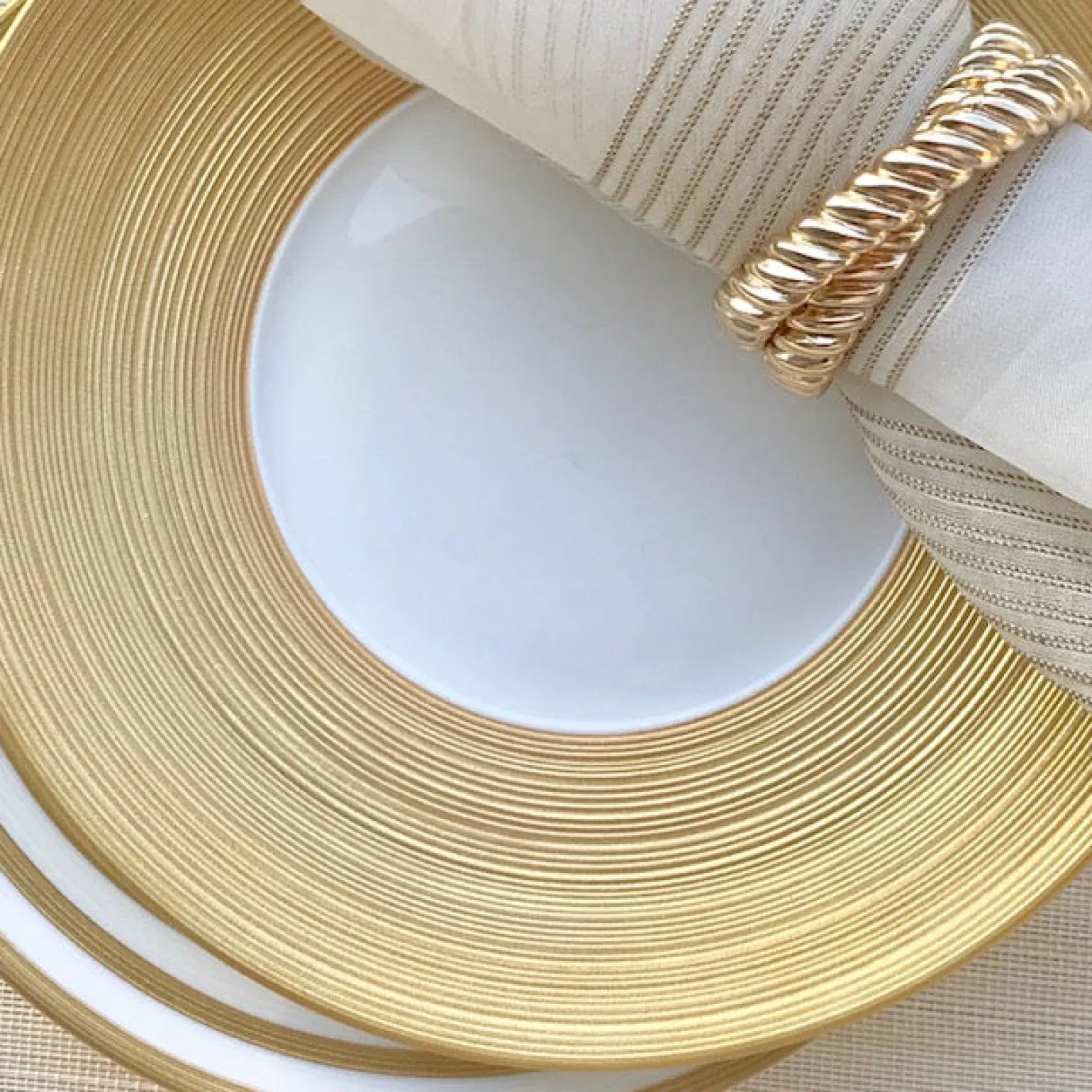 hmisphre_gold_charger_pla_1.webp Hémisphère Gold Charger Plate