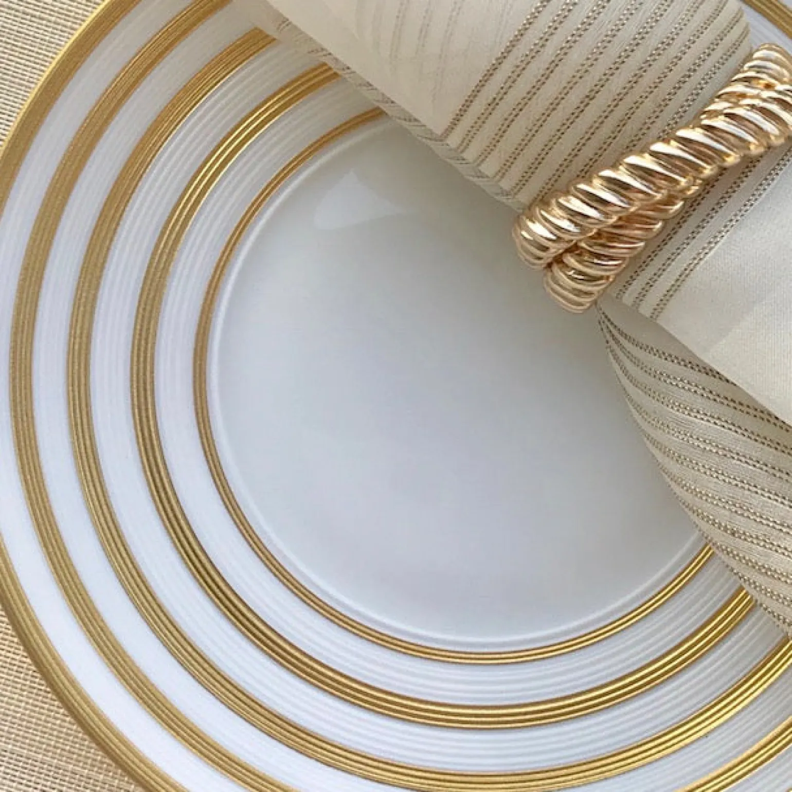 hmisphre_gold_stripe_dinn_1.webp Hémisphère Gold Stripe Dinner Plate