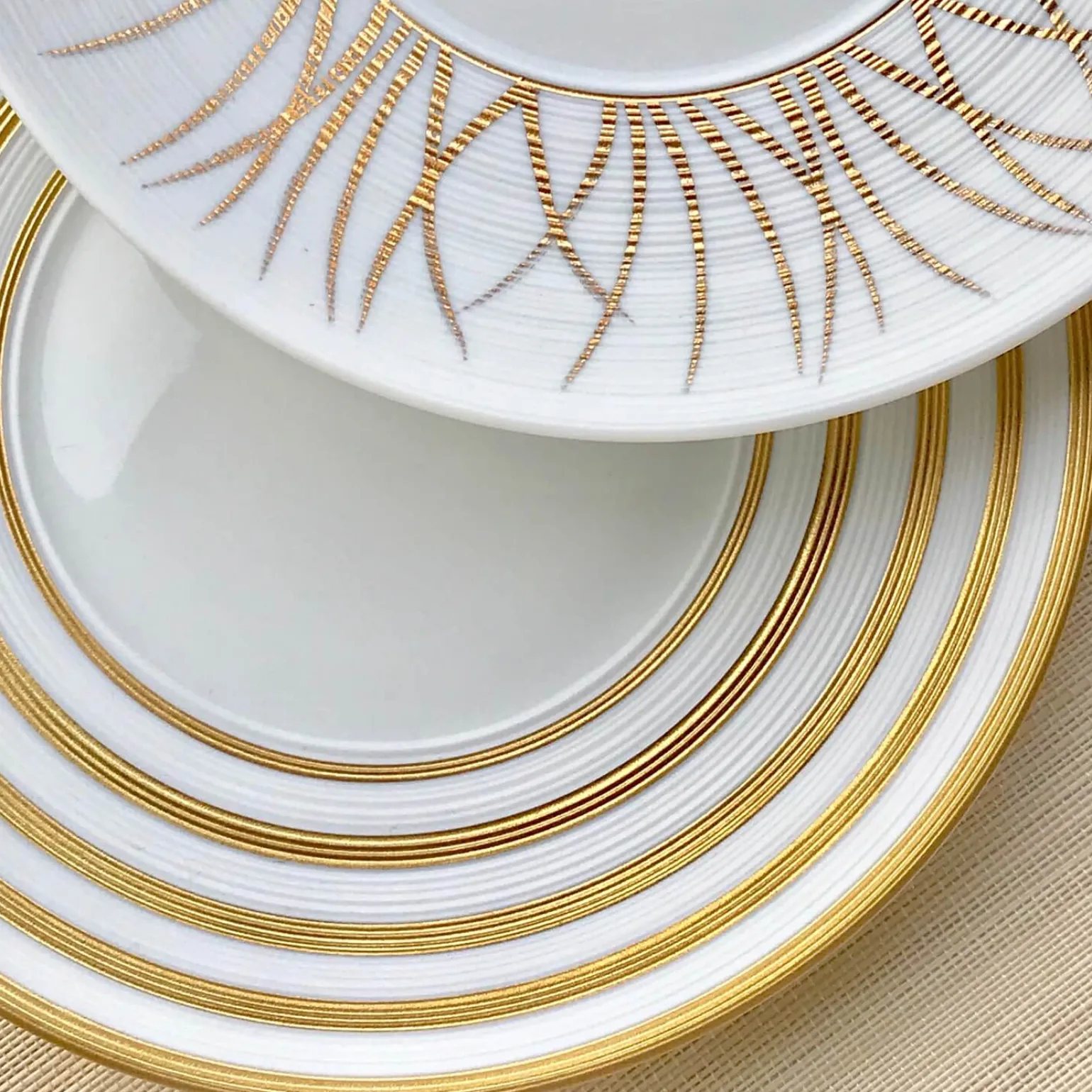 hmisphre_gold_stripe_dinn_2.webp Hémisphère Gold Stripe Dinner Plate