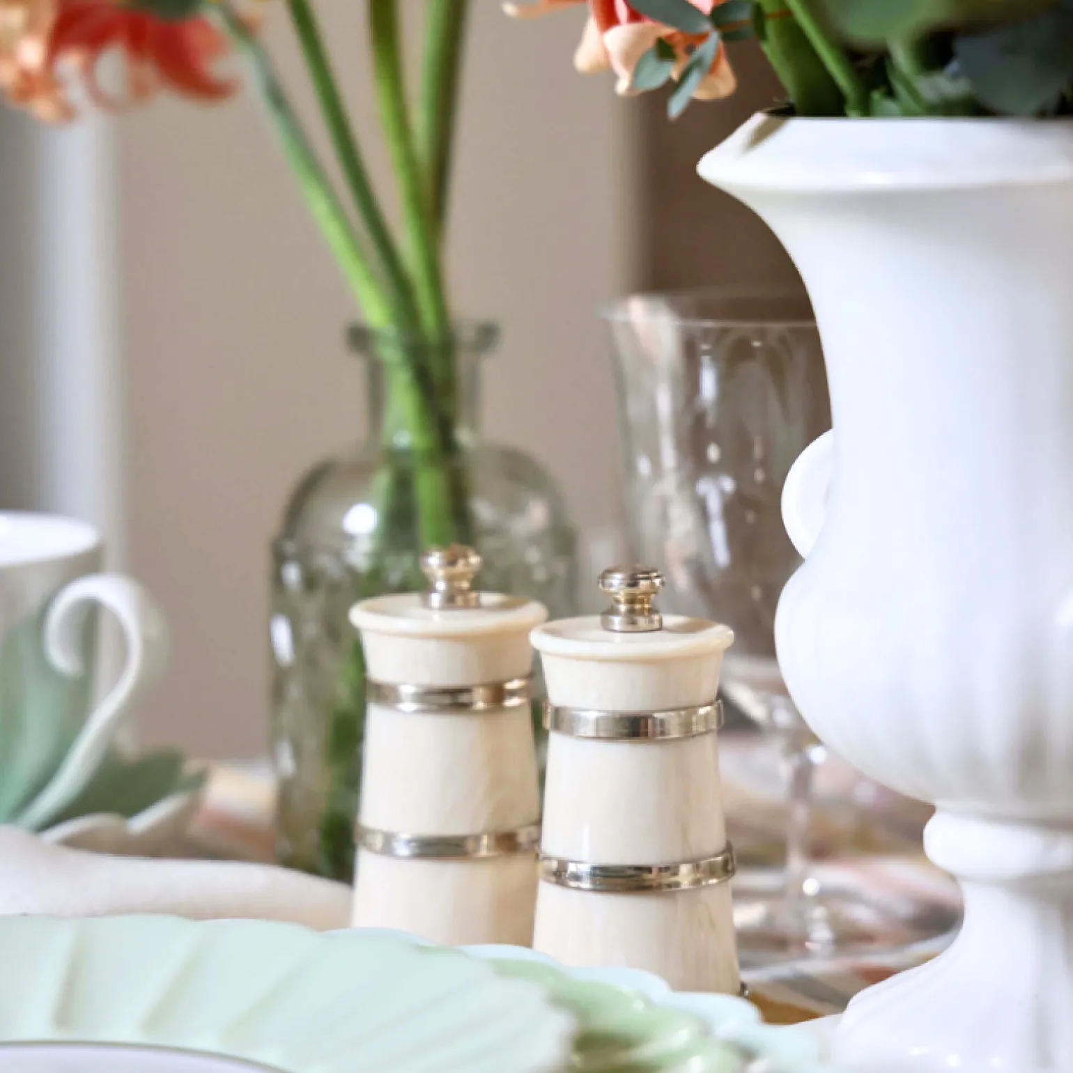 ivorine_salt__pepper_grin_1.webp Ivorine Salt & Pepper Grinder Set