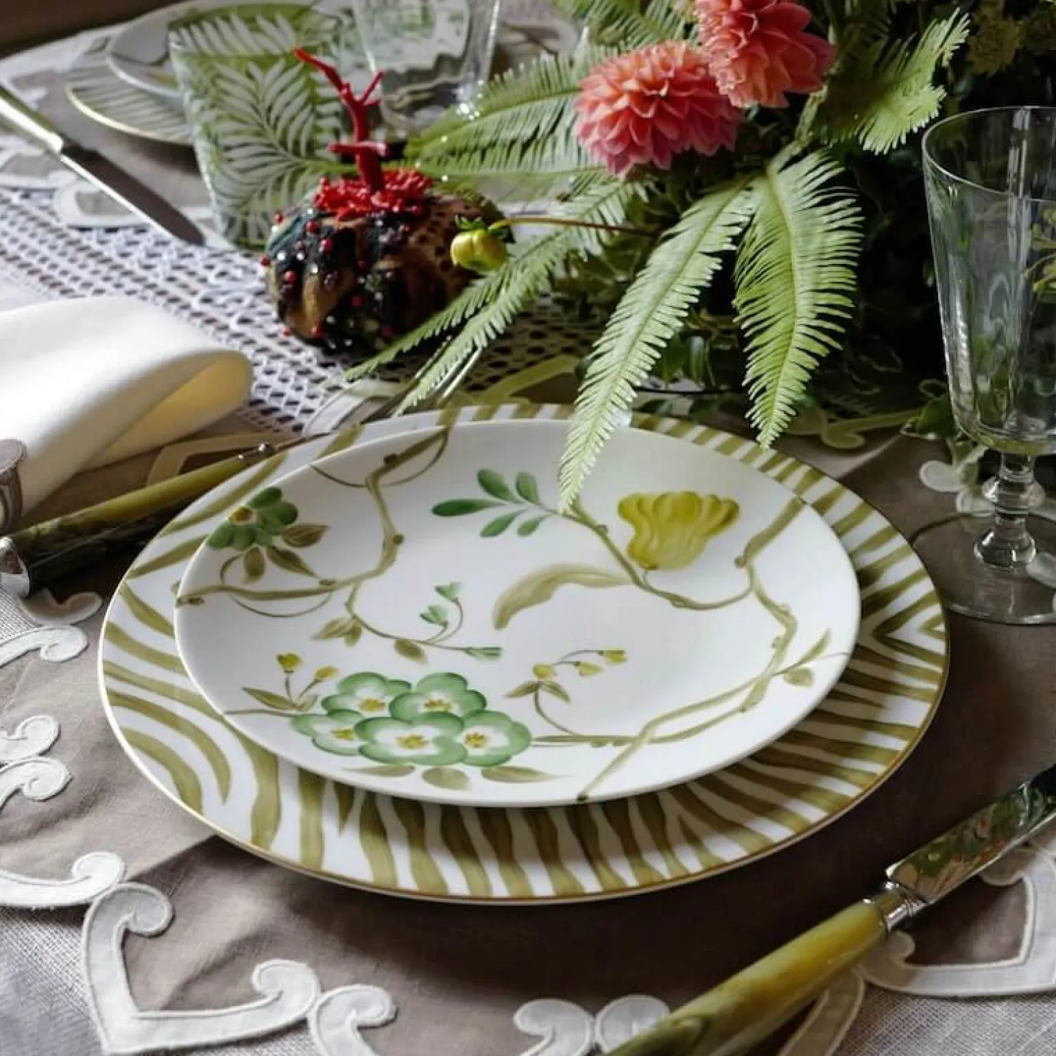 le_jardin_sauvage_chinois_1-1.webp Le Jardin Sauvage Chinoiserie Dessert Plate