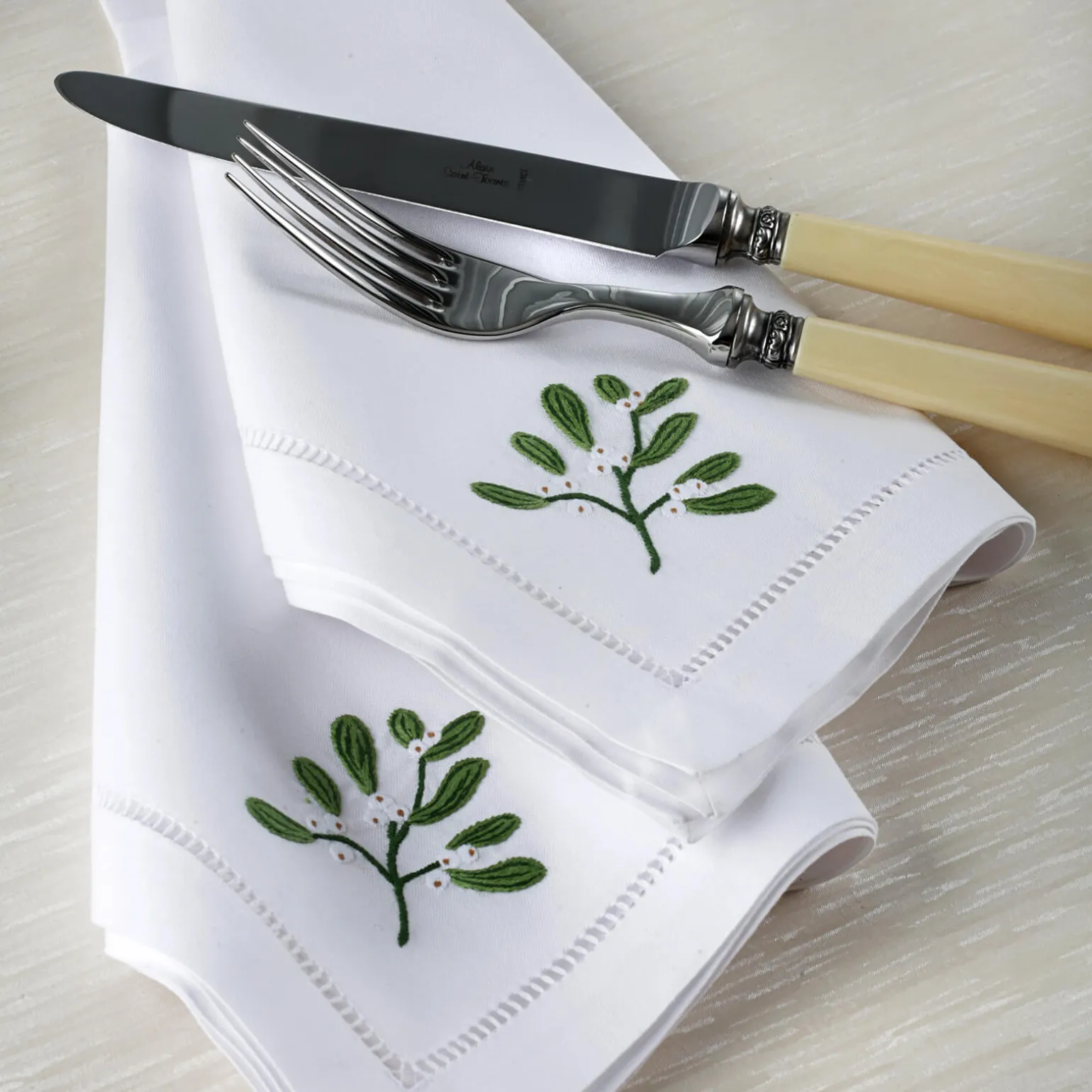 mistletoe_christmas_dinne_2.webp Mistletoe Christmas Dinner Napkin