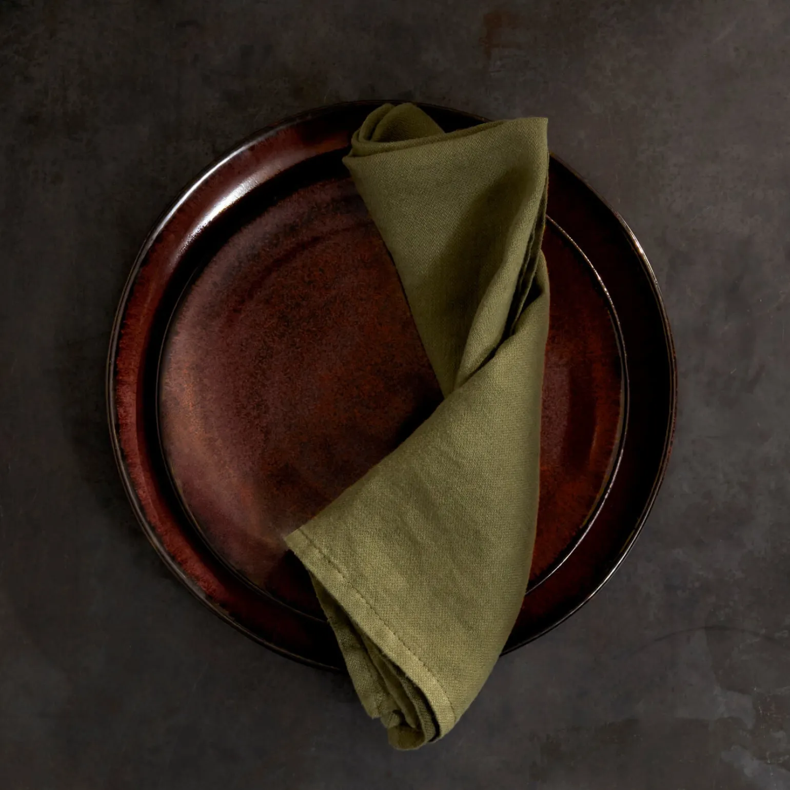 olive_linen_sateen_napkin_2.webp Olive Linen Sateen Napkins - Set of 4