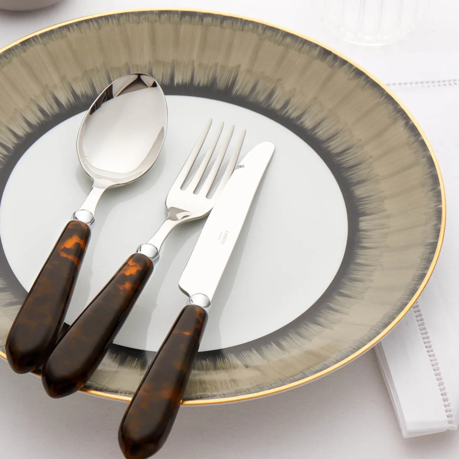 omega_tortoiseshell_cake__1.webp Omega Tortoiseshell Cake Server