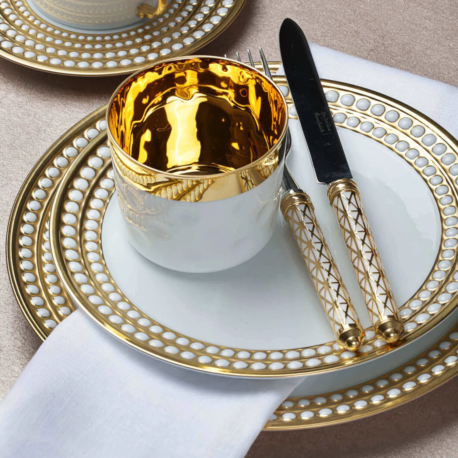 perle_gold_dessert_plate_1.webp Perlée Gold Dessert Plate