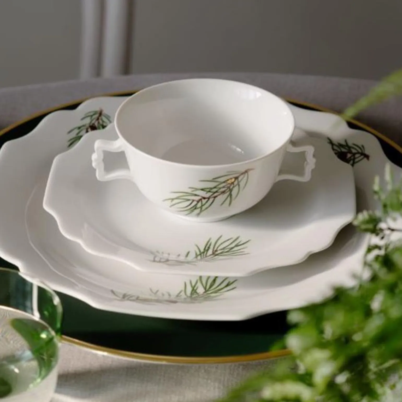 pine_branches_dinner_plat_1.webp Pine Branches Dinner Plate