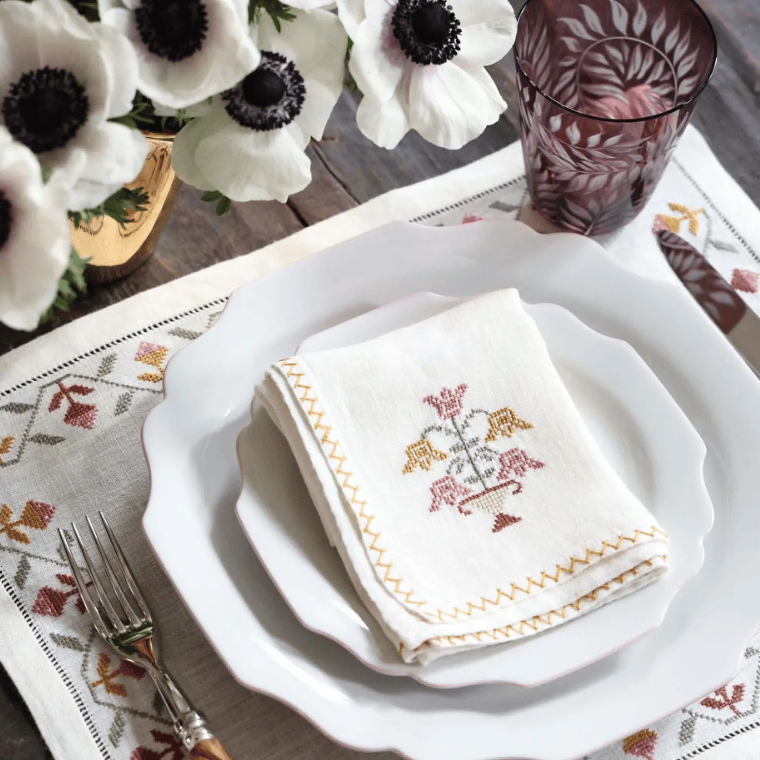 rosebud_handembroidered_l_1.webp Rosebud Hand-embroidered Linen Placemat