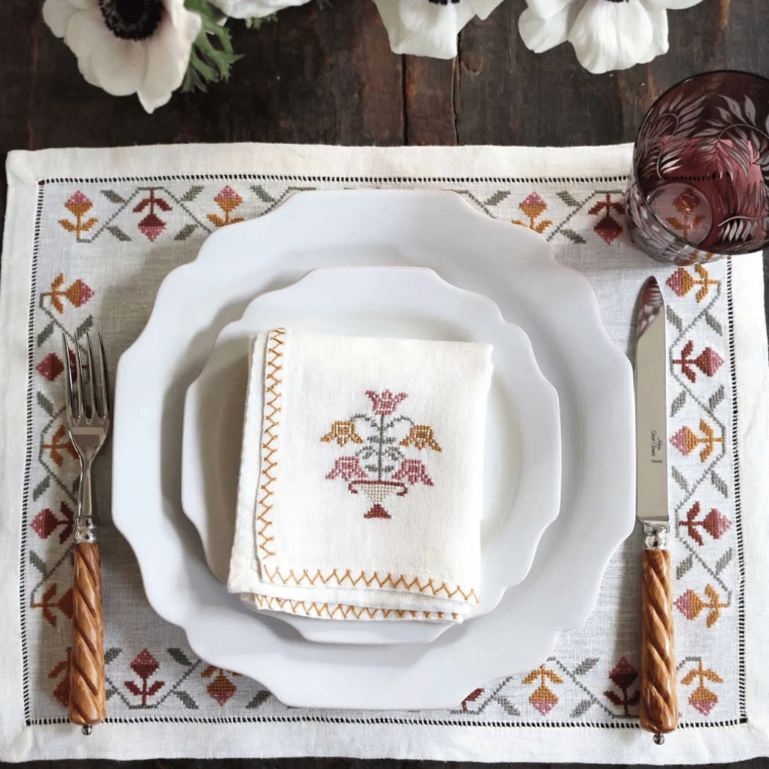 rosebud_handembroidered_l_2.webp Rosebud Hand-embroidered Linen Placemat