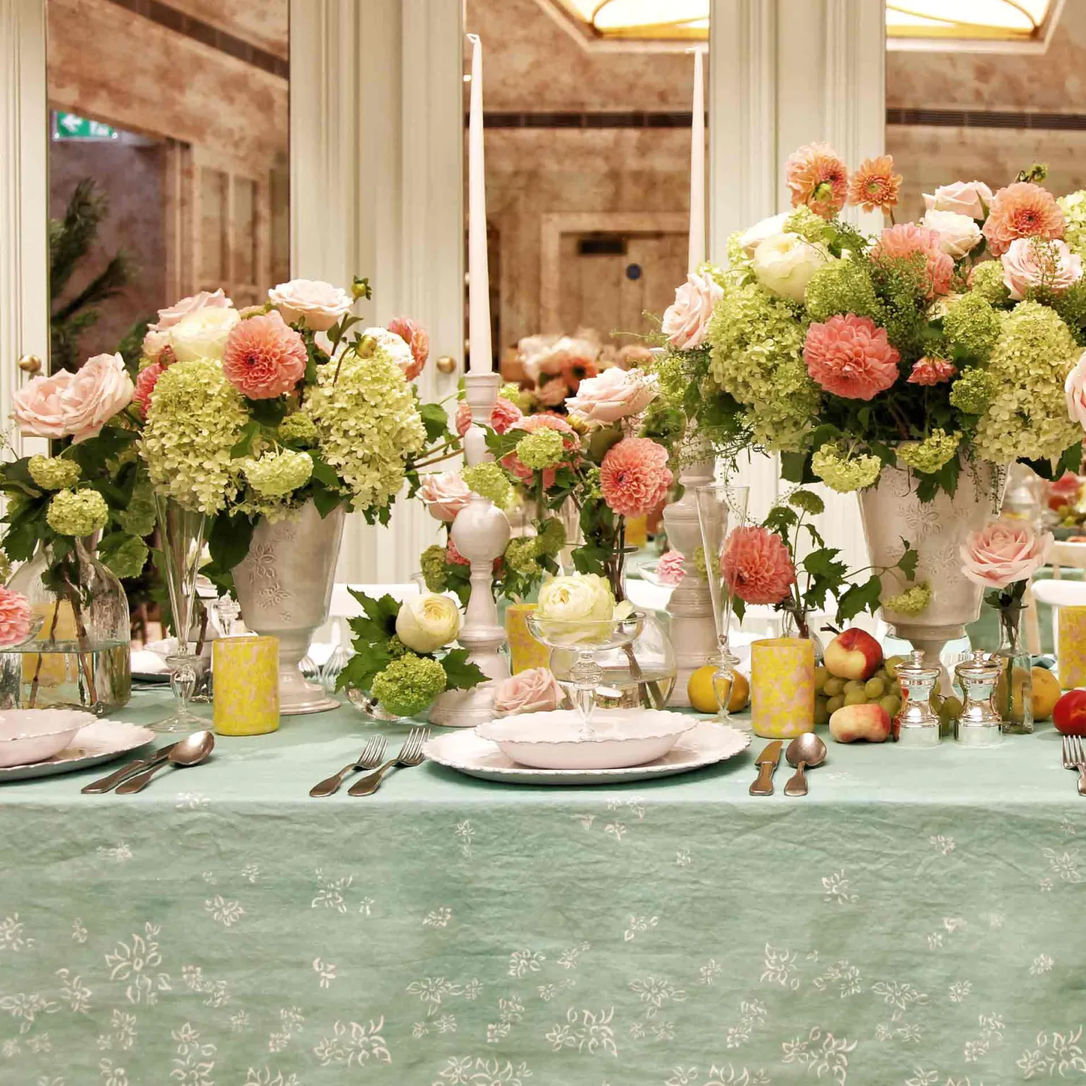 sbee_celadon_tablecloth_1.webp S&Bee Celadon Tablecloth