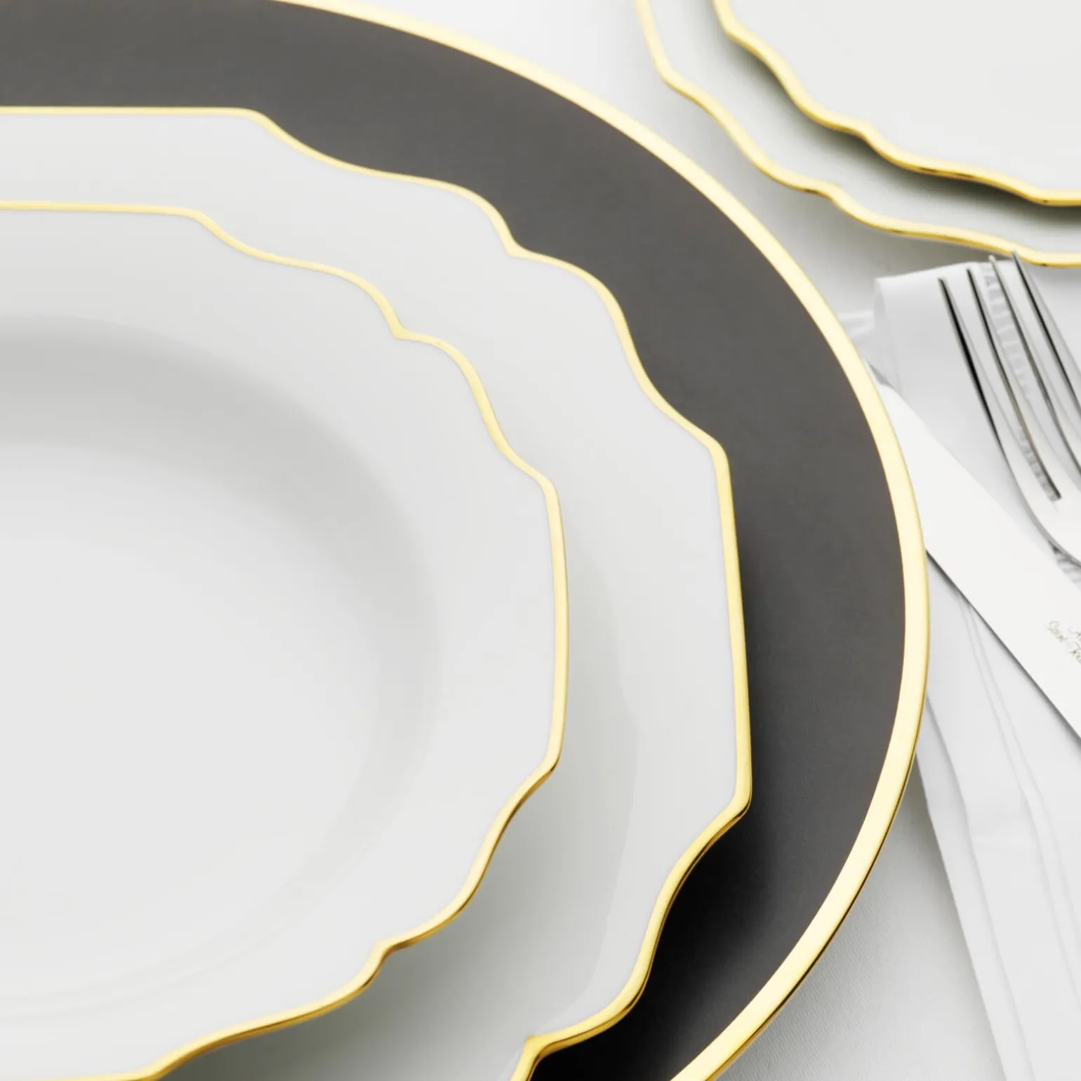 schubert_charger_plate_sl_1.webp Schubert Charger Plate Slate Grey