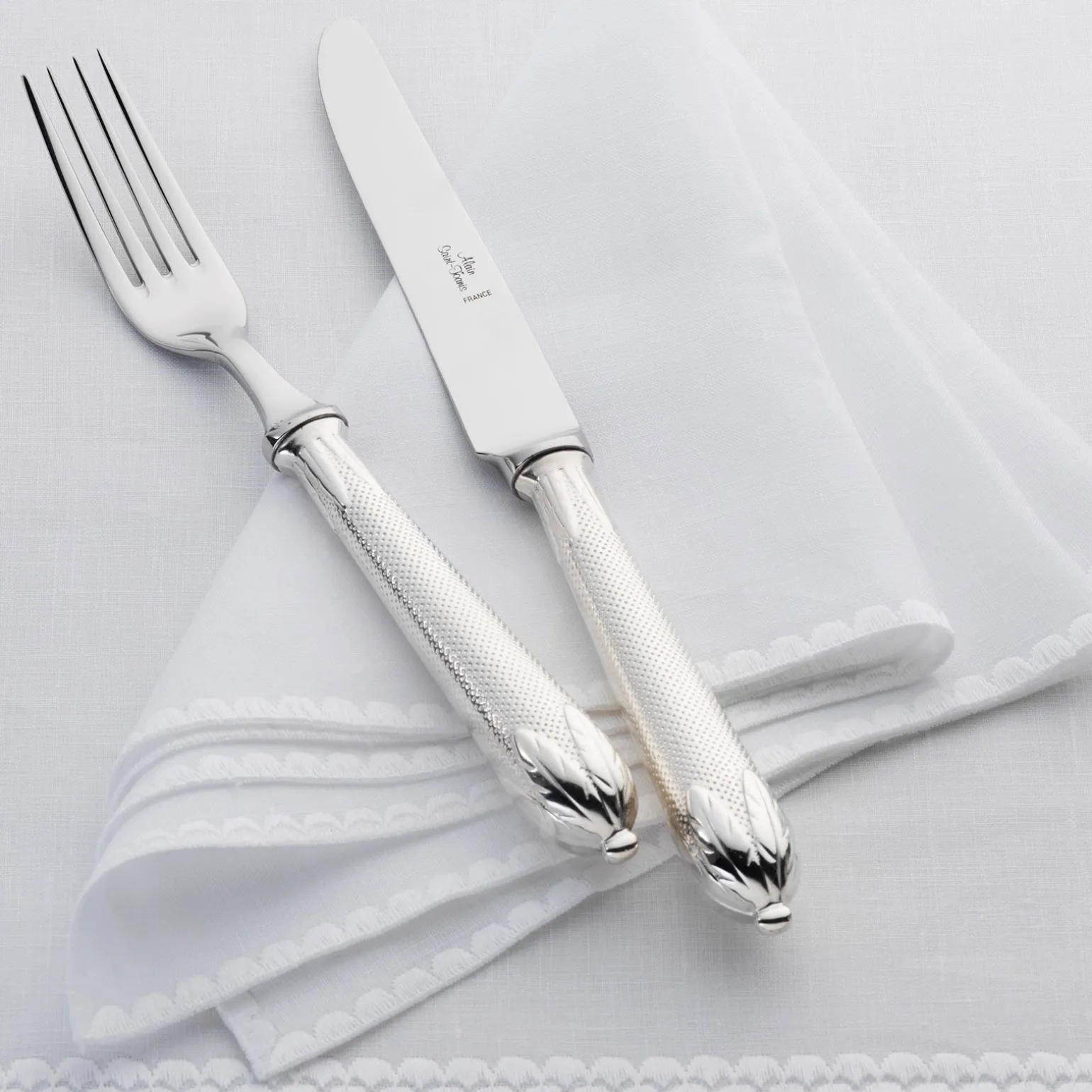 toile_brillante_piece_ser_1.webp Étoile Brillante 2-Piece Serving Set