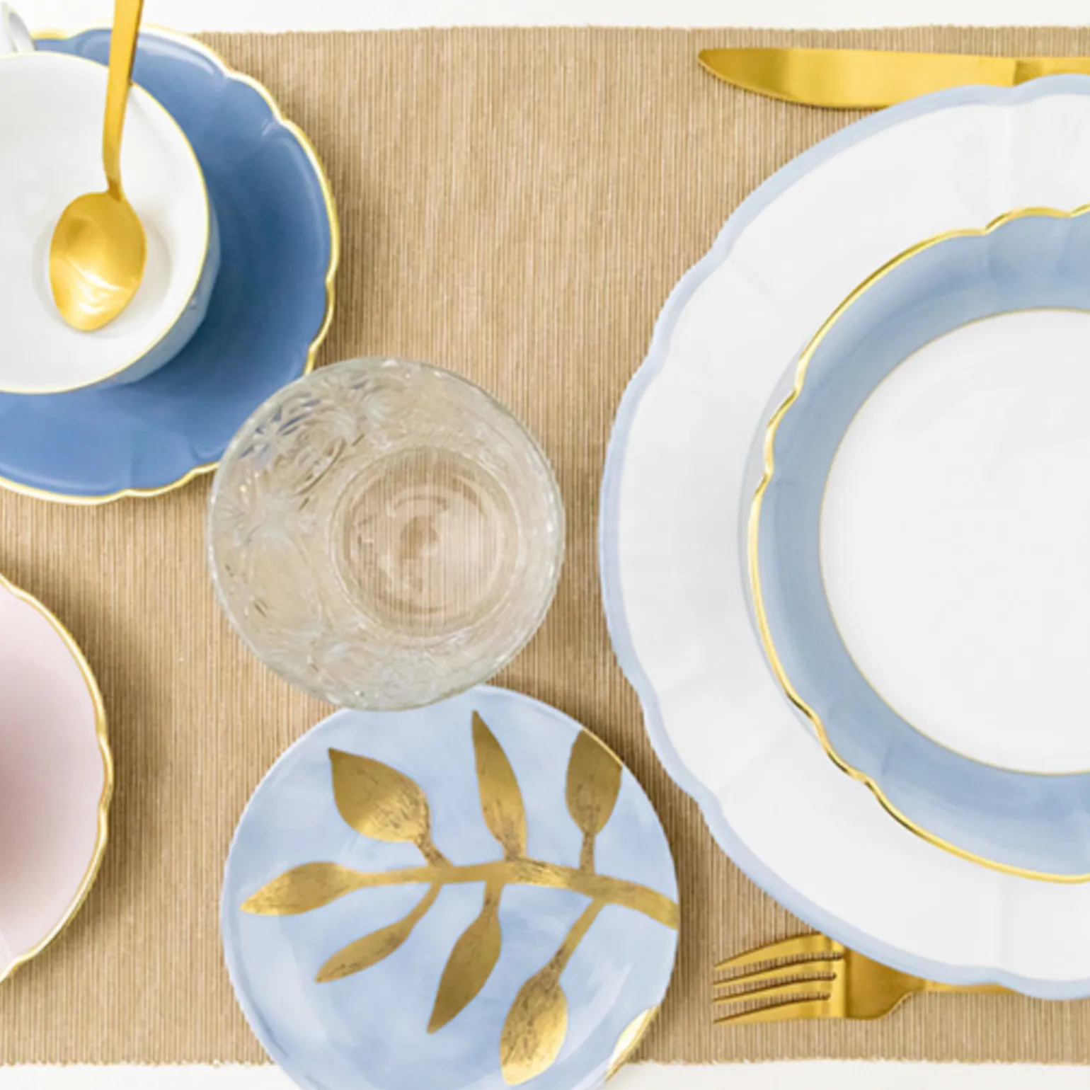 yvonne_charger_plate_soft_1.webp Yvonne Charger Plate Soft Pink